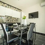 לינה וארוחת בוקר Independence House קטאניה